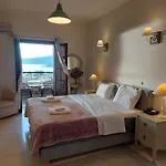 Vardia Hotel 2*