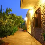 Vardia Hotel 2*