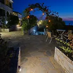 Vardia Hotel 2*