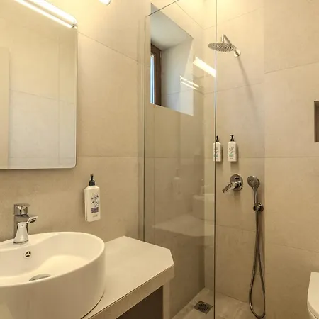 Vardia Hotel